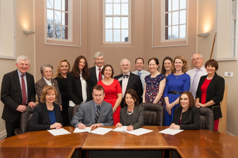 Pictured are: Representatives from the Pharmacy Department and Management of St James’s Hospital along with representatives from the School of Pharmacy and Pharmaceutical Sciences, Trinity, together with the Dean of the Faculty of Health Sciences and the Vice-Provost.