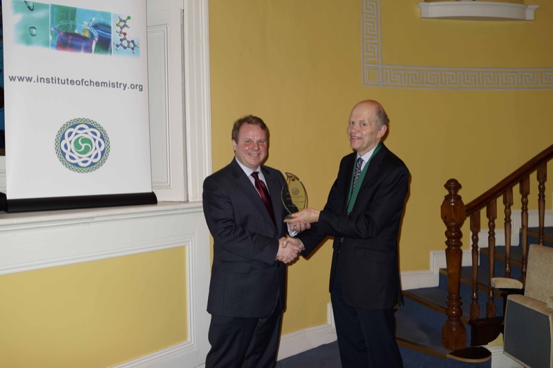 Professor Thorfinnur Gunnlaugsson being presented his Institute of Chemistry of Ireland Annual Award for Chemistry award by Institute President, Pat Hobbs FICI.