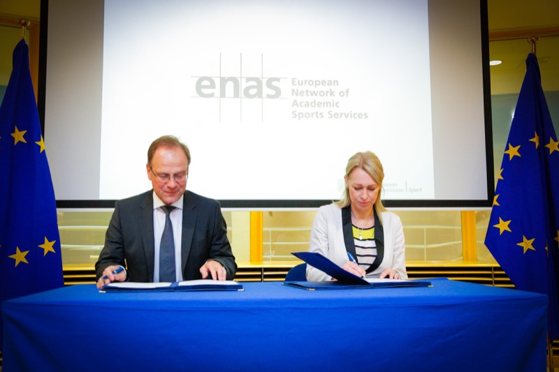 Tibor Navracsics , European Commissioner for Education, Culture, Multilingualism and Youth and Michelle Tanner Head of Sport at Trinity College Dublin and ENAS President at sign of agreement on EU Week of Sport 