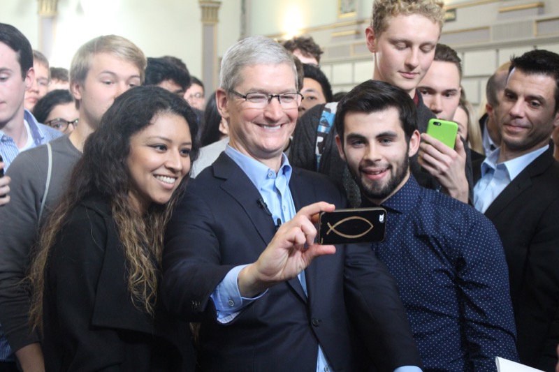 Tim Cook takes a 'selfie' with Trinity Students